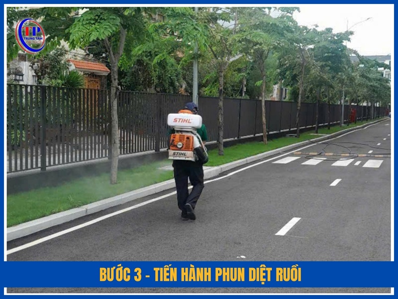 Bước 3 – Tiến hành phun diệt ruồi